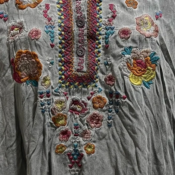 Andree By Unit Shirt Womens SMALL gray Embroidered Floral Boho Flowy Crinkle - Picture 3 of 7
